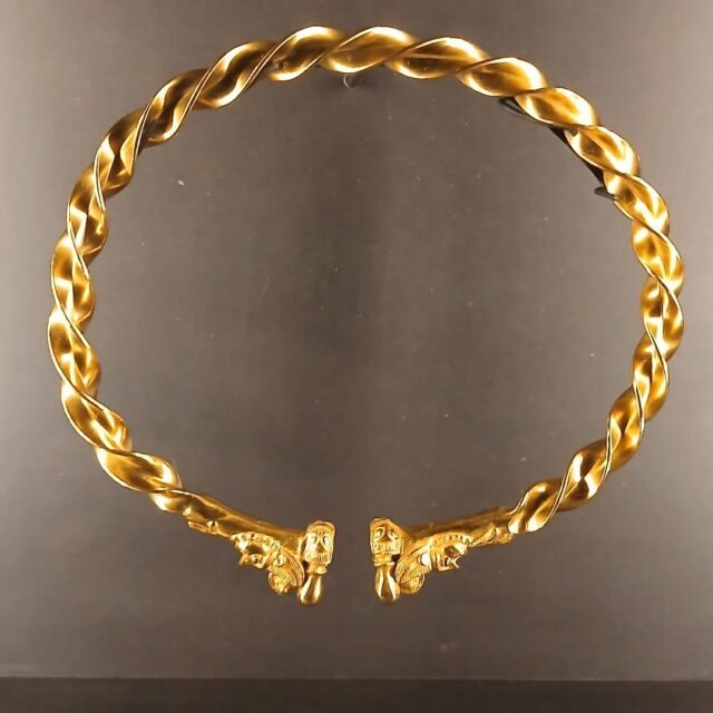 Artisanat #celte #torque au musee de #troyes #lavau #archeologie
